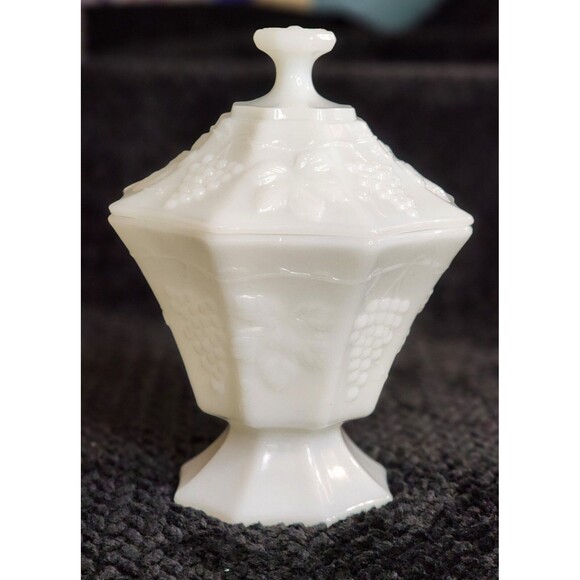 Vintage Milk Glass Candy Dish – Anchor Hocking – Grape Motif – 1970s - Picture 2 of 7